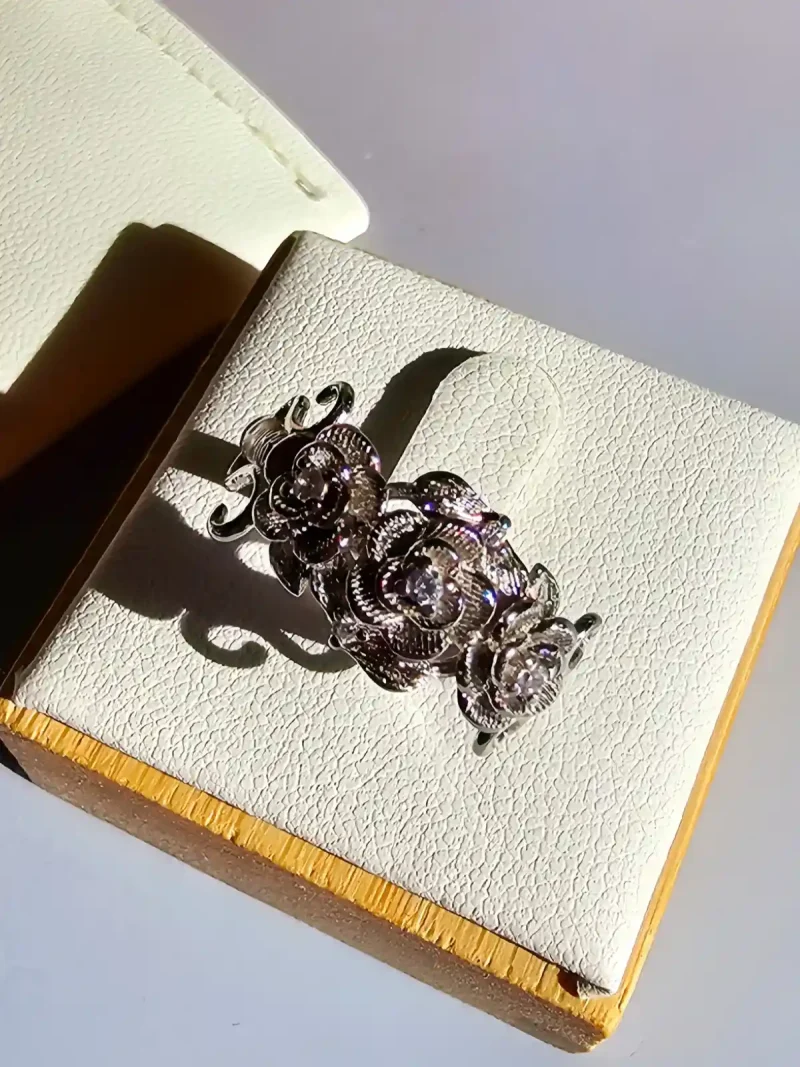 Vintage Rose Ring aus Weißkupfer – Statement-Schmuck mit Zirkonia für sie Ästhetischer Vintage Rosen Ring aus Weißkupfer mit drei Rosen und funkelndem Zirkonia, gebürstetes Metall-Design, offener verstellbarer Ring für Frauen.