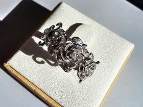 Vintage Rose Ring aus Weißkupfer – Statement-Schmuck mit Zirkonia für sie Ästhetischer Vintage Rosen Ring aus Weißkupfer mit drei Rosen und funkelndem Zirkonia, gebürstetes Metall-Design, offener verstellbarer Ring für Frauen.