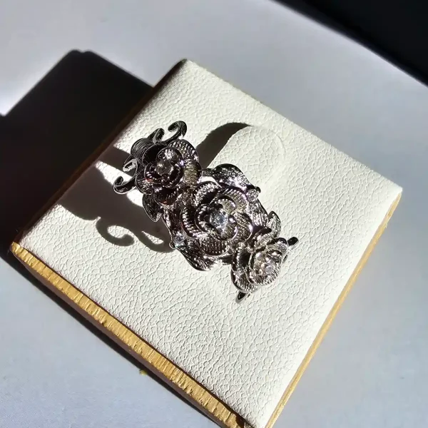 Vintage Rose Ring aus Weißkupfer – Statement-Schmuck mit Zirkonia für sie Ästhetischer Vintage Rosen Ring aus Weißkupfer mit drei Rosen und funkelndem Zirkonia, gebürstetes Metall-Design, offener verstellbarer Ring für Frauen.