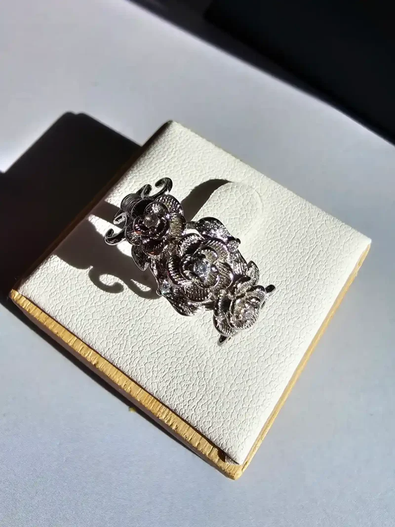 Vintage Rose Ring aus Weißkupfer – Statement-Schmuck mit Zirkonia für sie Ästhetischer Vintage Rosen Ring aus Weißkupfer mit drei Rosen und funkelndem Zirkonia, gebürstetes Metall-Design, offener verstellbarer Ring für Frauen.
