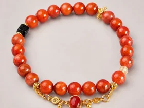 AB-ACT-03-1 Nanhong Achat Armband mit Agarholz und vergoldeten Details