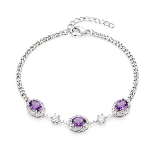 Amethyst Armband aus Kupfer versilbert Amethyst Armband aus silberfarbenem Metall mit ovalen violetten Steinen und funkelnden Zirkonia-Details auf weiß Hintergrund
