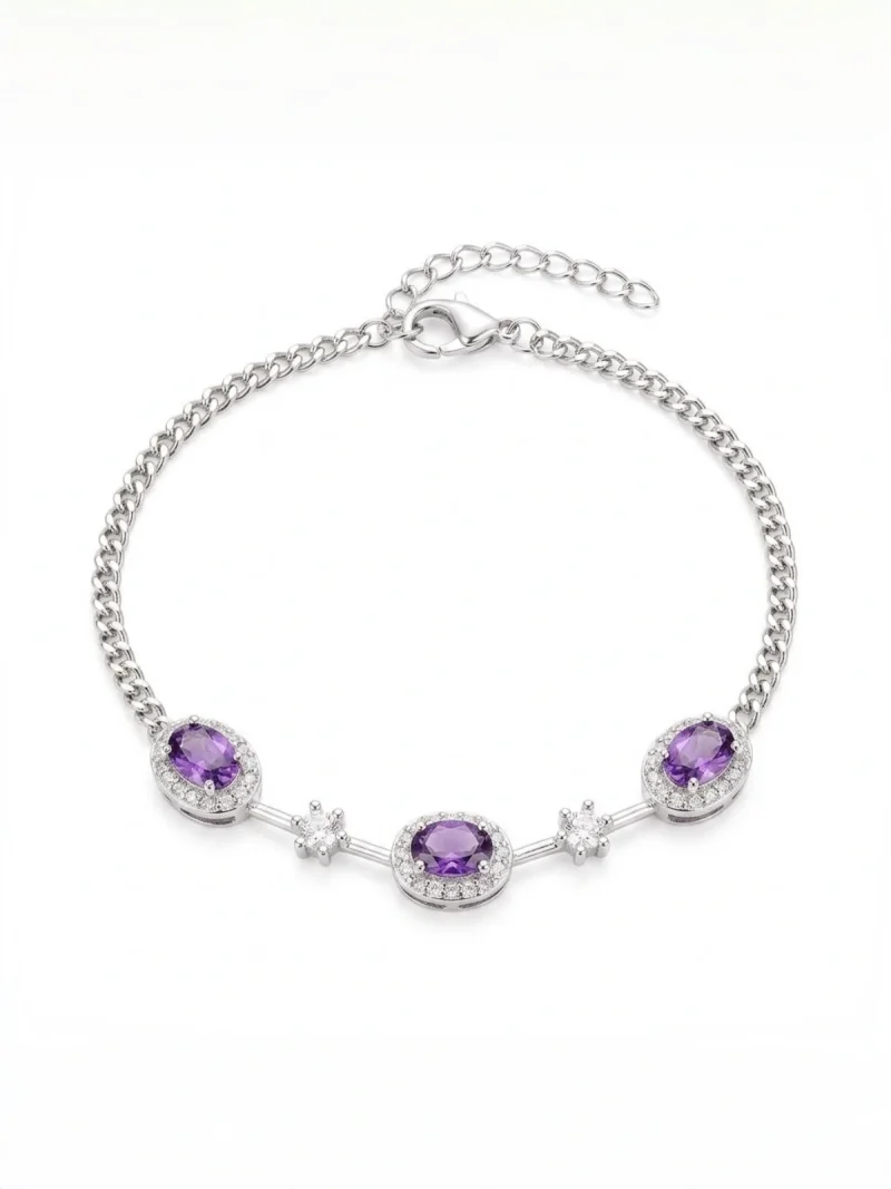 Amethyst Armband aus Kupfer versilbert Amethyst Armband aus silberfarbenem Metall mit ovalen violetten Steinen und funkelnden Zirkonia-Details auf weiß Hintergrund