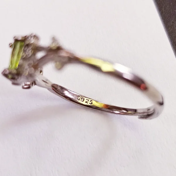 DR-SIL-02-7 Innendetails eines Eleganten Damen Silberring mit echtem grünen Peridot Sterling Silber S925