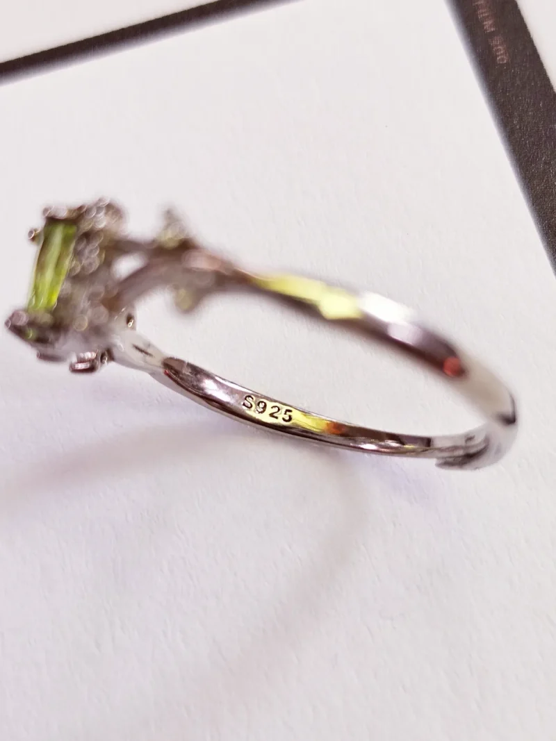 DR-SIL-02-7 Innendetails eines Eleganten Damen Silberring mit echtem grünen Peridot Sterling Silber S925