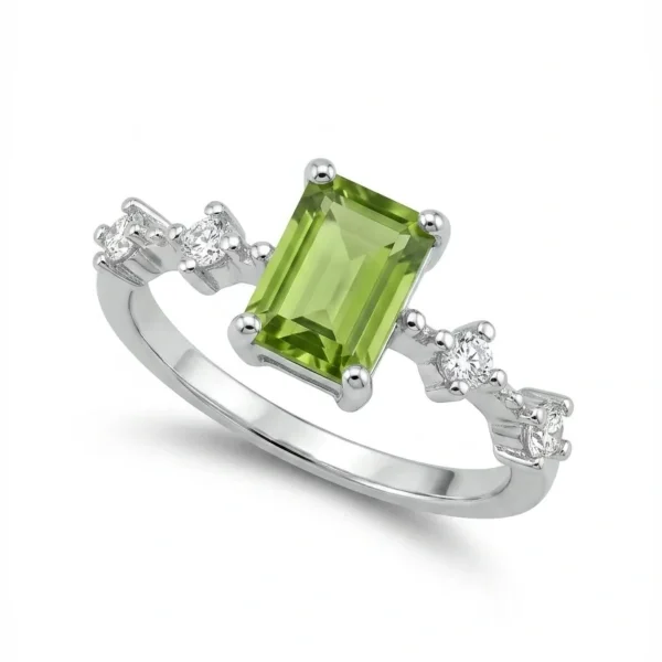 DR-SIL-03-1 ein 925er eckiger Peridot-Ring mit grünem Peridot Edelstein und Zirkonia, Geometrisch Look, Smaragdschliff (Emerald Cut), Hauptstein in rechteckiges design, vor ein weißer Hintergrund