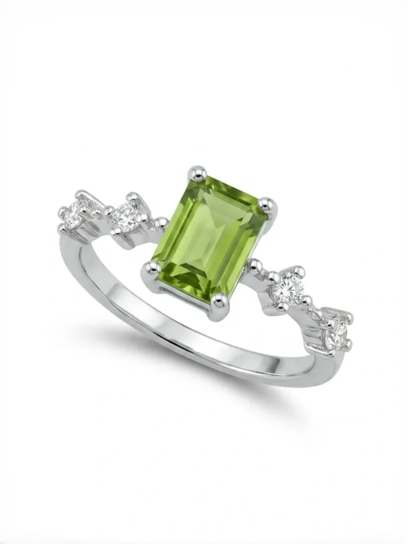 DR-SIL-03-1 ein 925er eckiger Peridot-Ring mit grünem Peridot Edelstein und Zirkonia, Geometrisch Look, Smaragdschliff (Emerald Cut), Hauptstein in rechteckiges design, vor ein weißer Hintergrund