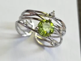 Gesamtansicht eines Eleganten Damen Silberring mit echtem grünen Peridot