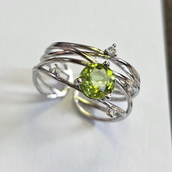 DR-TDS-07-1 Gesamtansicht eines Eleganten Damen Silberring mit echtem grünen Peridot