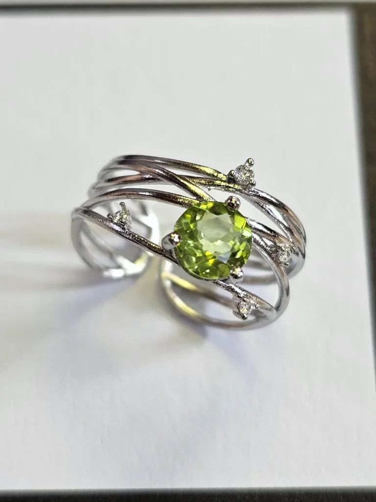 Offener 925 Sterling Silber Ring mit Peridot & Zirkonia – Kometen Design, Verstellbar Gesamtansicht eines Eleganten Damen Silberring mit echtem grünen Peridot
