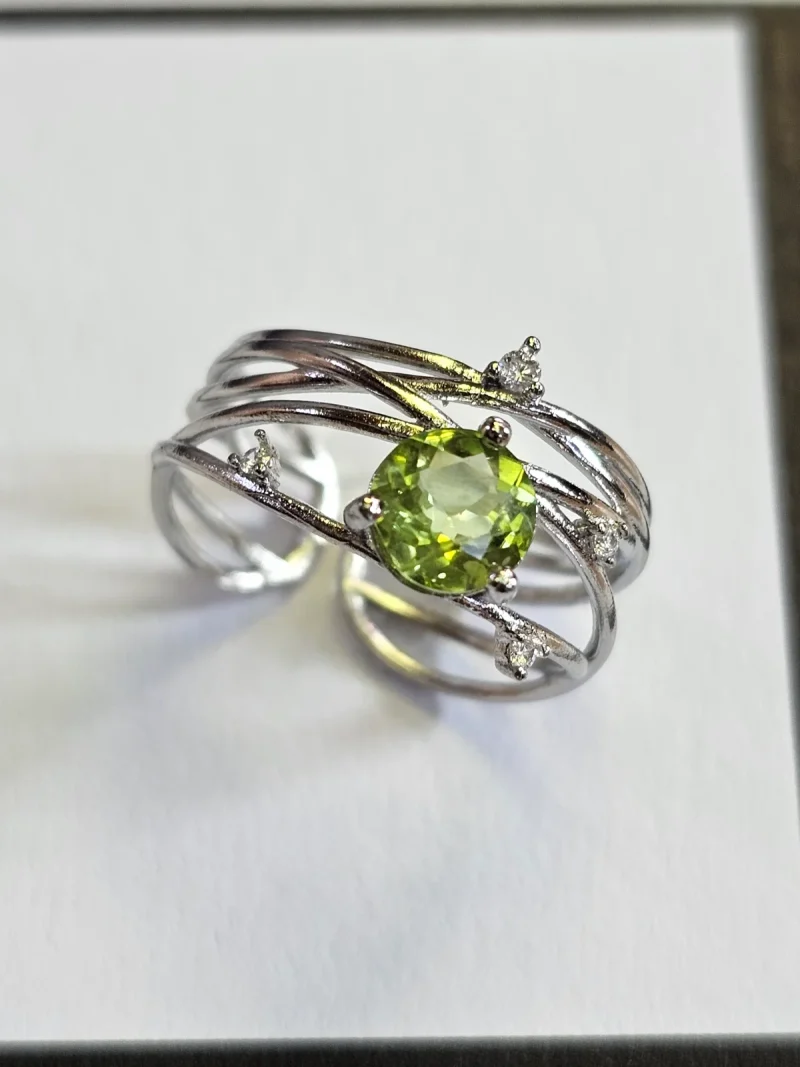 DR-TDS-07-1 Gesamtansicht eines Eleganten Damen Silberring mit echtem grünen Peridot