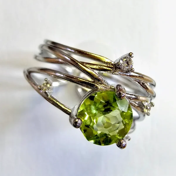 DR-TDS-07-2 Gesamtansicht eines Eleganten Damen Silberring mit echtem grünen Peridot