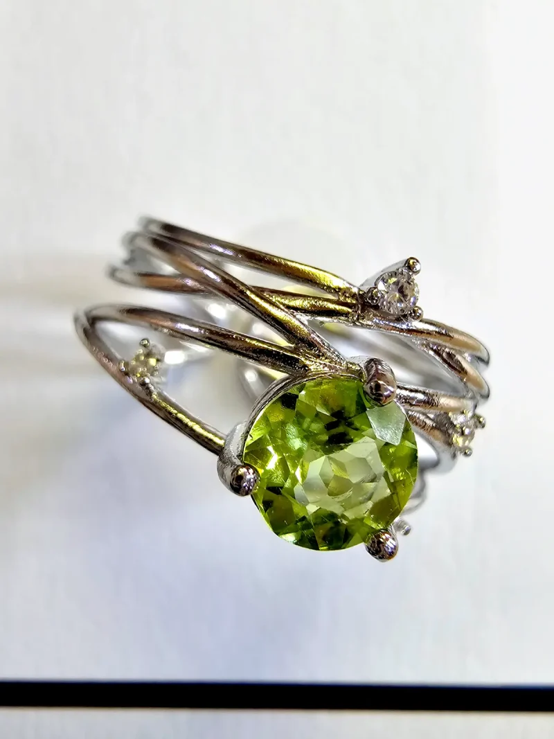 DR-TDS-07-2 Gesamtansicht eines Eleganten Damen Silberring mit echtem grünen Peridot