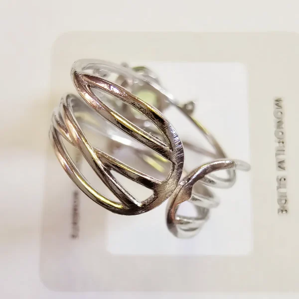 DR-TDS-07-4 Nahansicht eines offener Damen Silberring mit echtem grünen Peridot - Größe leicht einstellbar