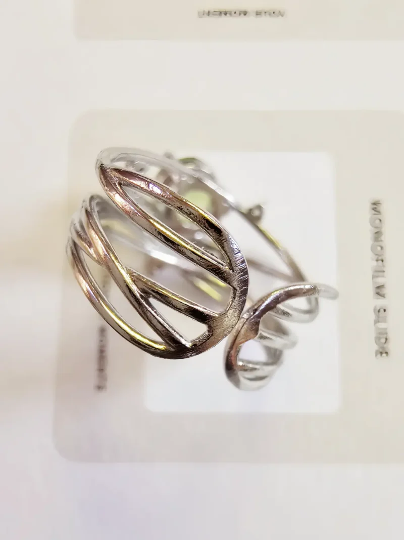 DR-TDS-07-4 Nahansicht eines offener Damen Silberring mit echtem grünen Peridot - Größe leicht einstellbar