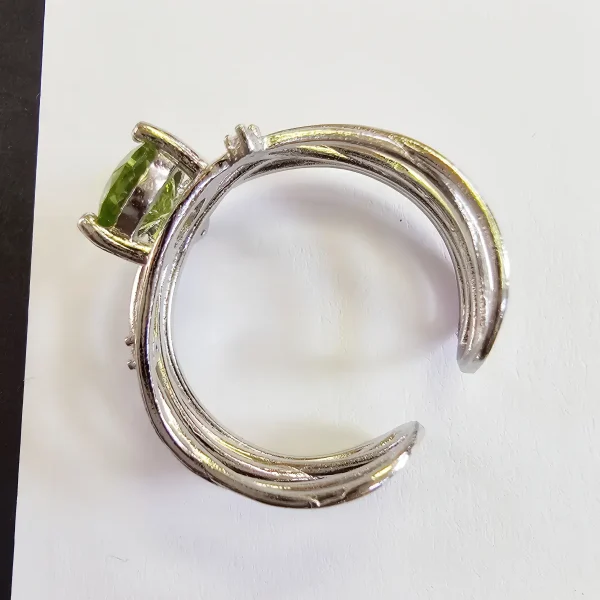 DR-TDS-07-5 Seitenansicht eines offener Damen Silberring mit echtem grünen Peridot - Größe leicht einstellbar
