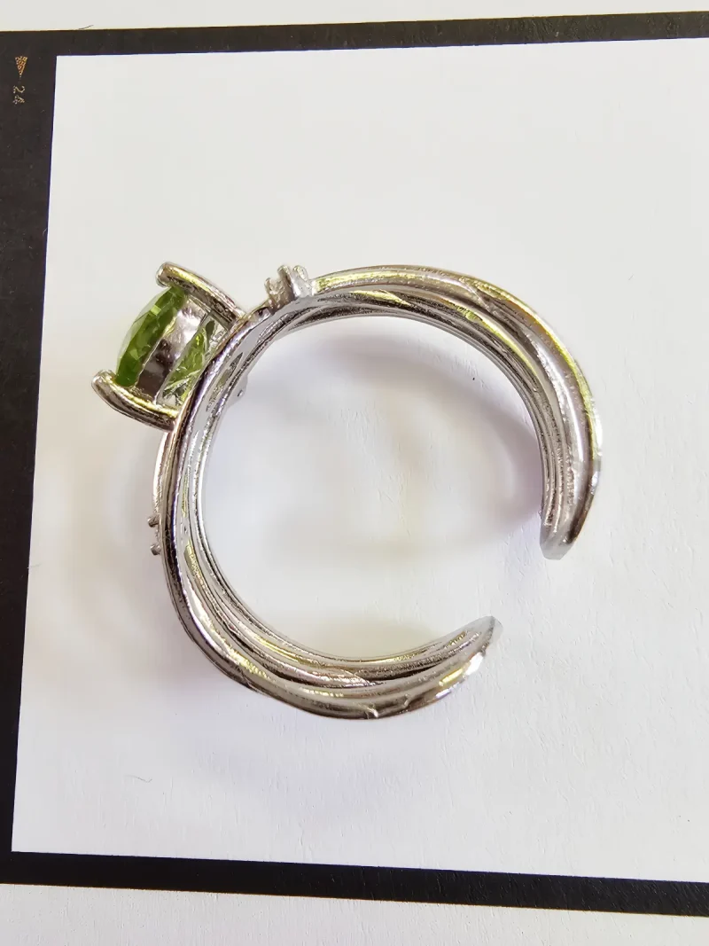 DR-TDS-07-5 Seitenansicht eines offener Damen Silberring mit echtem grünen Peridot - Größe leicht einstellbar