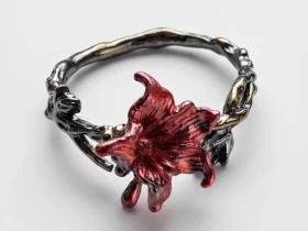 DR-GTC-01-1 Gotischer Lilienring mit roter Blüte und silberfarbener Vintage-Ringschiene im Dark Romantic Stil.