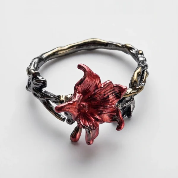 DR-GTC-01-1 Gotischer Lilienring mit roter Blüte und silberfarbener Vintage-Ringschiene im Dark Romantic Stil.