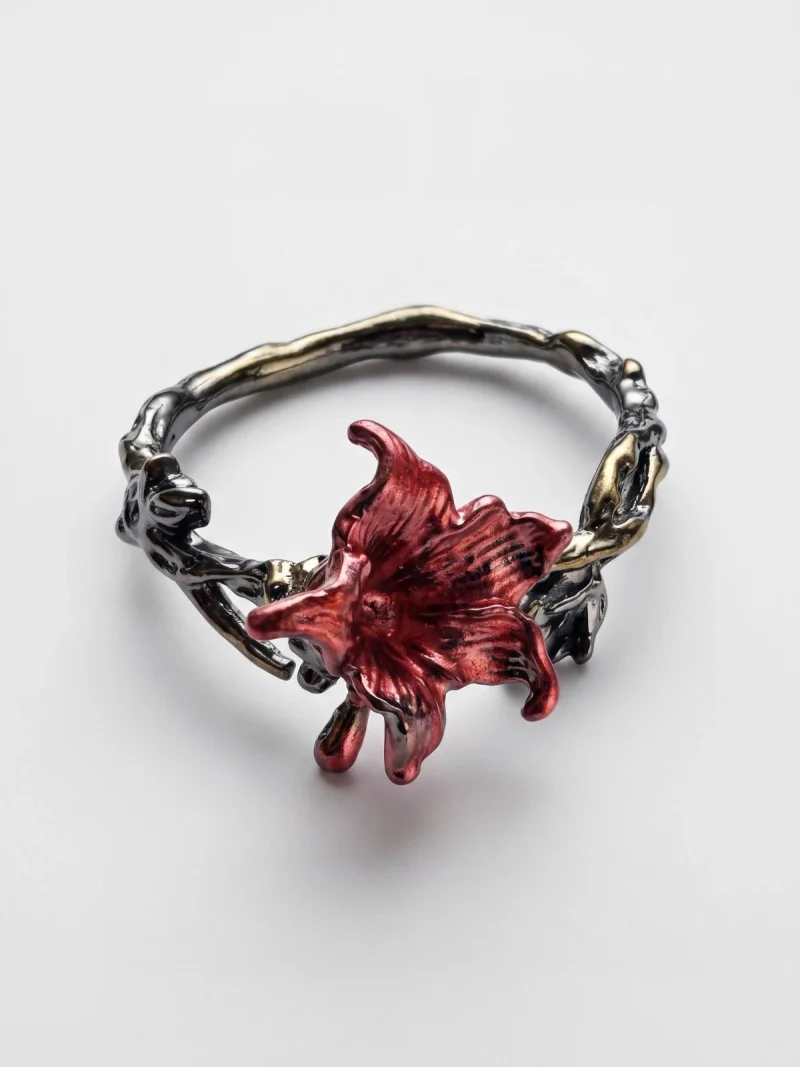 DR-GTC-01-1 Gotischer Lilienring mit roter Blüte und silberfarbener Vintage-Ringschiene im Dark Romantic Stil.