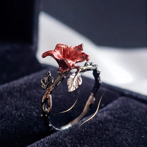DR-GTC-01-2 Gotischer Lilienring mit roter Blüte und silberfarbener Vintage-Ringschiene im Dark Romantic Stil in einem Geschenkebox.