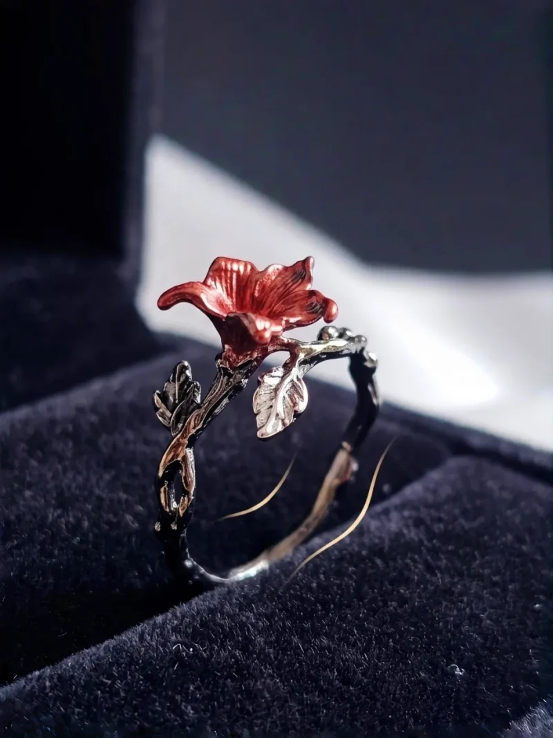 DR-GTC-01-2 Gotischer Lilienring mit roter Blüte und silberfarbener Vintage-Ringschiene im Dark Romantic Stil in einem Geschenkebox.