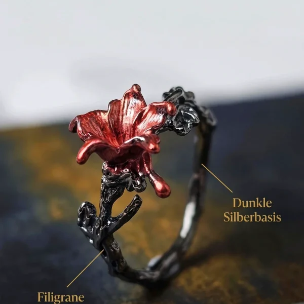 DR-GTC-01-4 Gotischer Lilienring mit roter Blüte und silberfarbener Vintage-Ringschiene im Dark Romantic Stil.