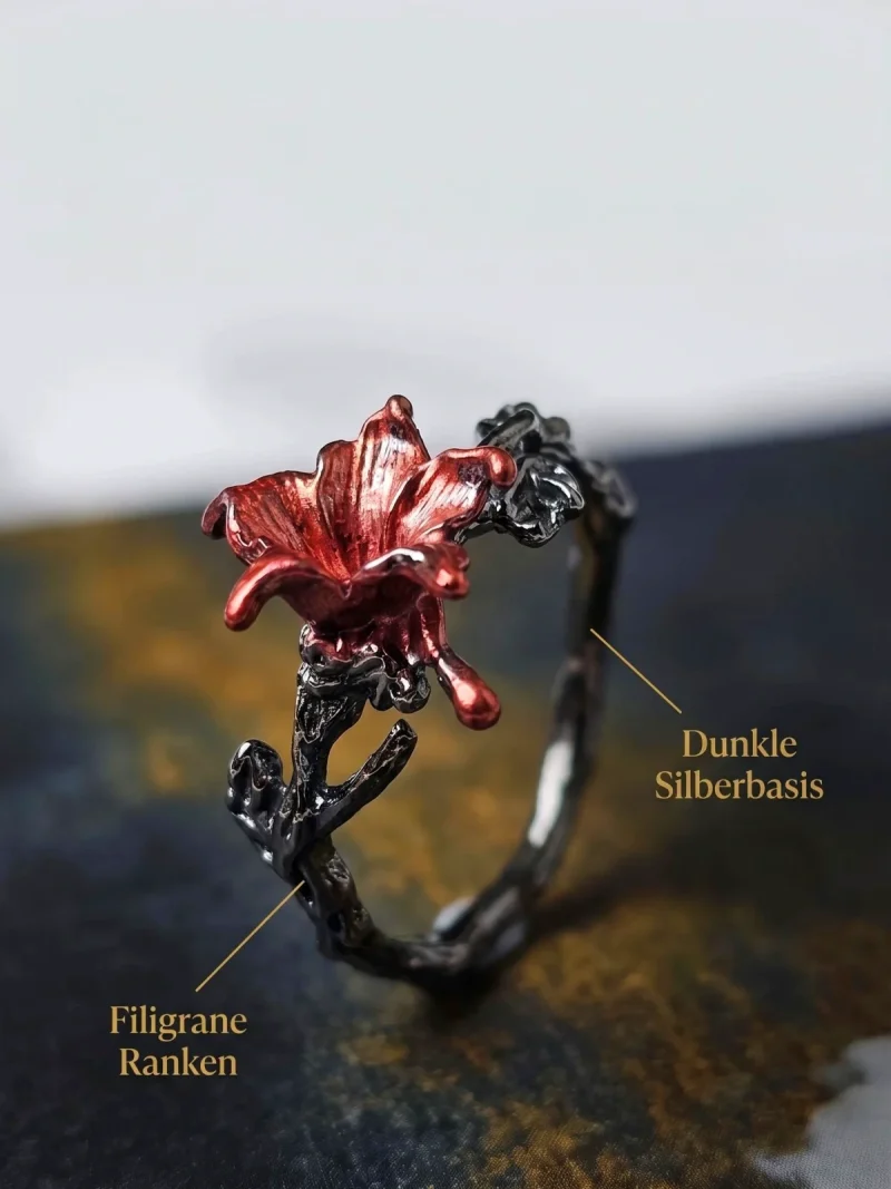 DR-GTC-01-4 Gotischer Lilienring mit roter Blüte und silberfarbener Vintage-Ringschiene im Dark Romantic Stil.