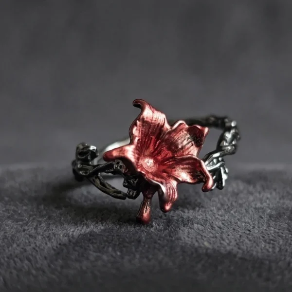 DR-GTC-01-8 Gotischer Lilienring mit roter Blüte und silberfarbener Vintage-Ringschiene im Dark Romantic Stil mit einer Vintage Hintergrund.