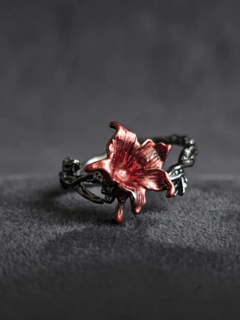 DR-GTC-01-8 Gotischer Lilienring mit roter Blüte und silberfarbener Vintage-Ringschiene im Dark Romantic Stil mit einer Vintage Hintergrund.
