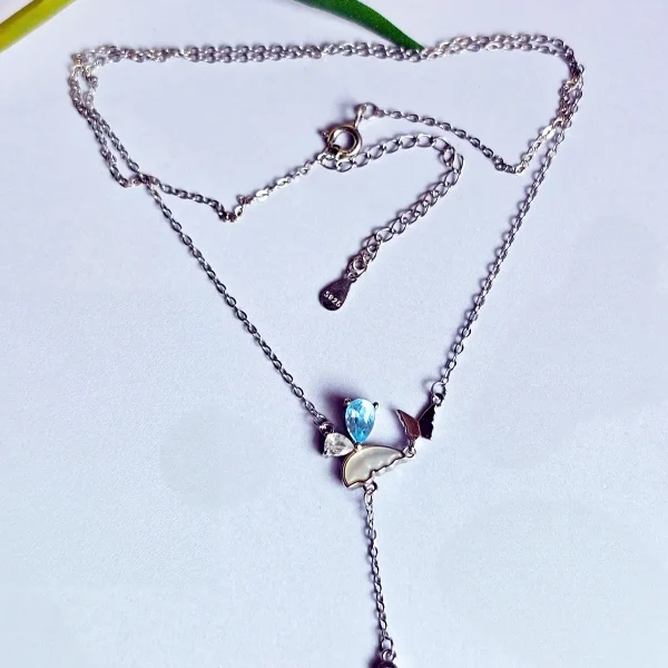 S925 Silber Y-Halskette mit natürlichem blauem Topas und Zirkonia vor einem Blauer Hintergrund, Kette 40+5 cm
