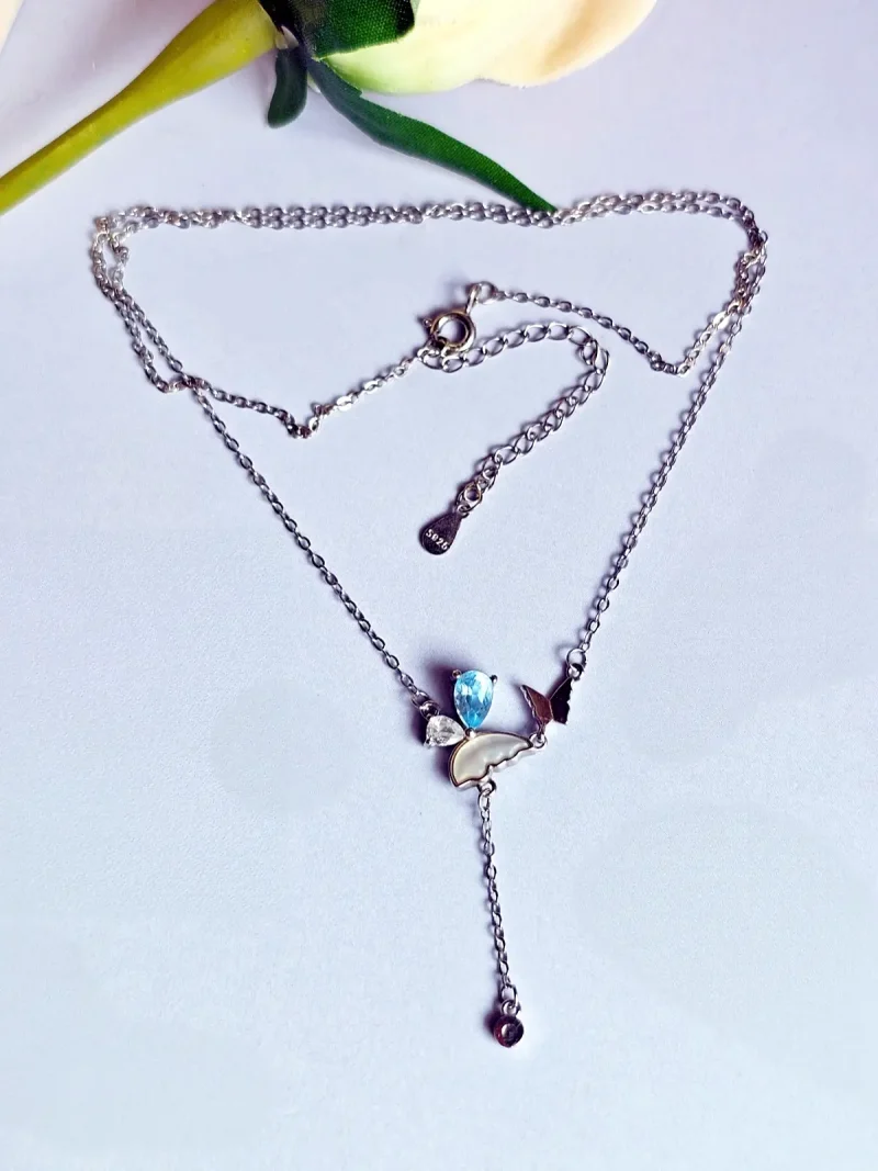 S925 Silber Y-Halskette mit natürlichem blauem Topas und Zirkonia vor einem Blauer Hintergrund, Kette 40+5 cm